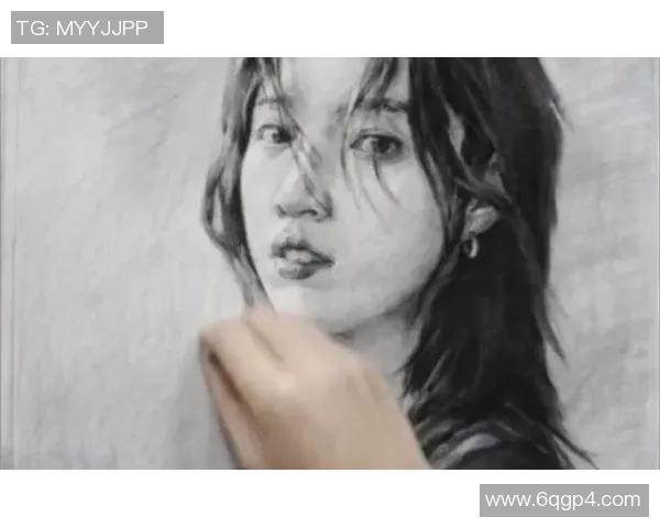 素描风格的足球明星女孩头像展现动感与魅力的艺术作品